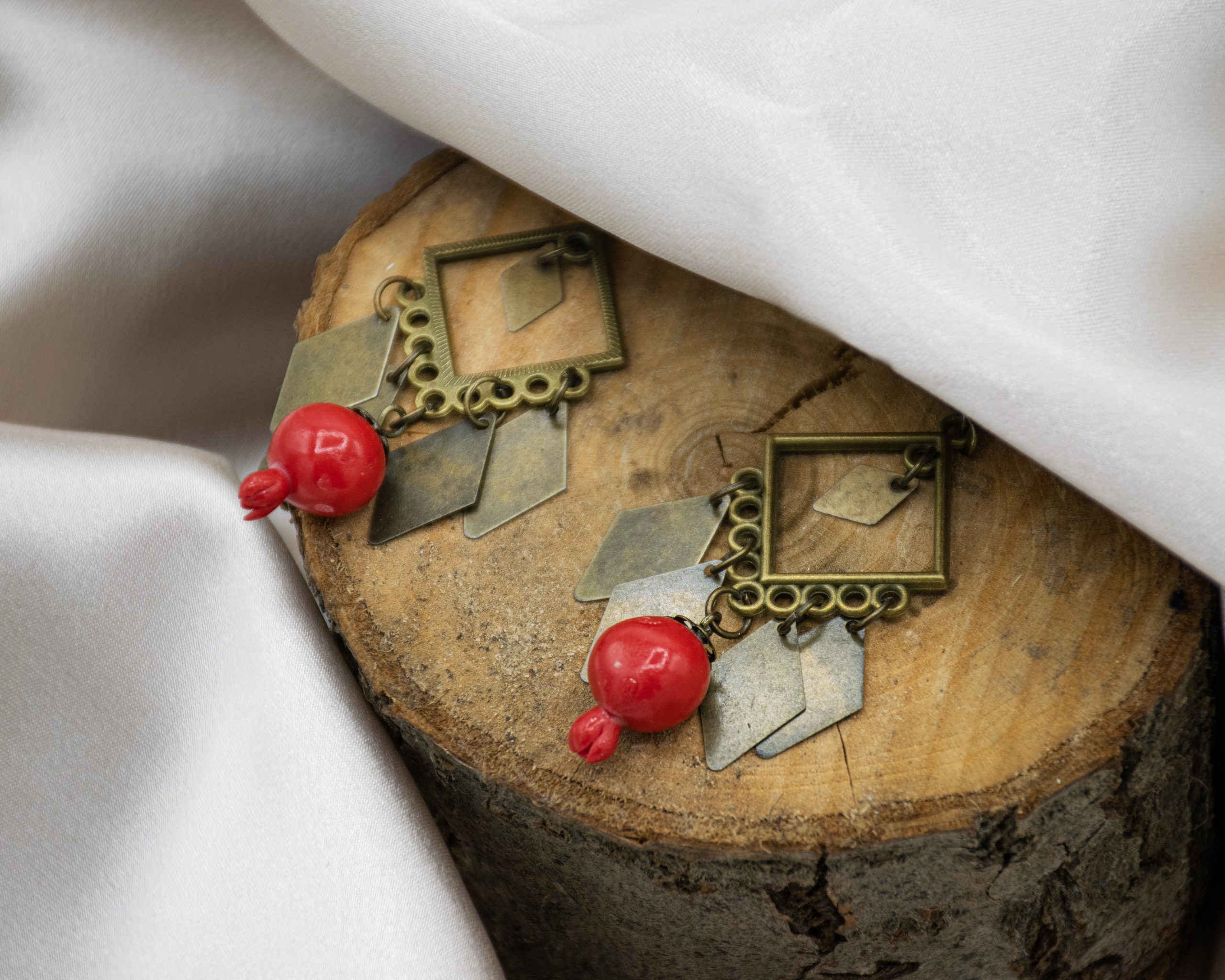 گوشوار زرد قلم لوزی طرح انار