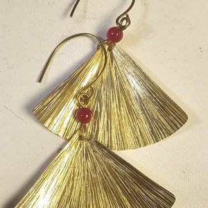 گوشواره آویز برنج_طرح باد بزن_نگین قرمز