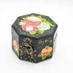 باکس کادویی چوبی _ نقاشی طرح گل هشت ظلعی_ابعاد 9*9_رنگ مشکی