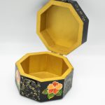 باکس کادویی چوبی _ نقاشی طرح گل هشت ظلعی_ابعاد 9*9_رنگ مشکی