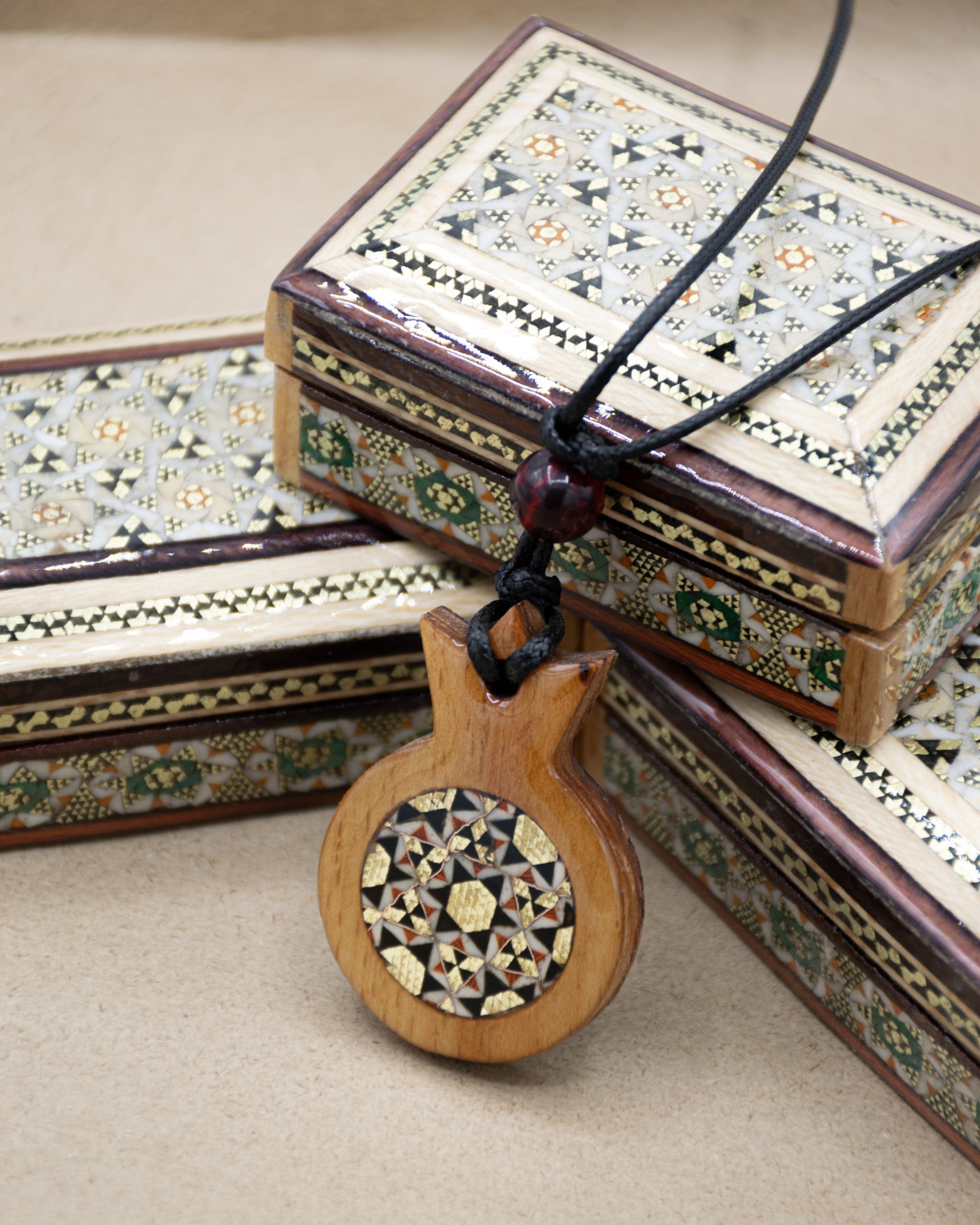 گردنبند خاتم کاری _ چوبی _ طرح انار