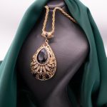 گردنبند آویز سنتی ترکیه آنتیک _ آویز مدرن اشکی مشکی _ سنگ های کریستالی سیاه و سفید و سبز و قرمز