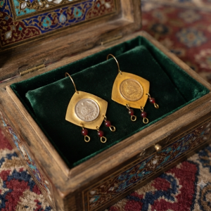 گوشواره برنج سکه ای طرح لوزی آویز نگین قرمز